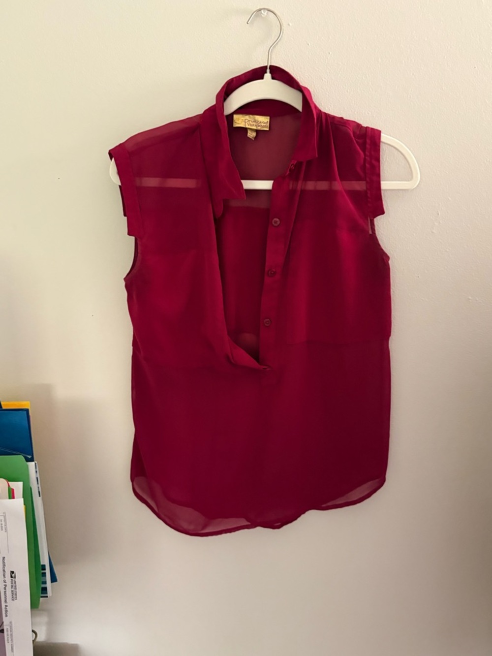 princess vera wang Sleeveless Button-Front Blouse in Berry